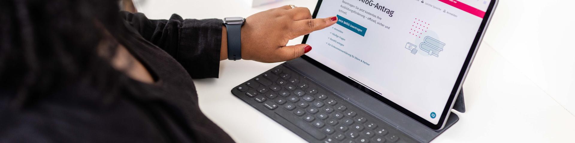 Studierende sitzt vor ihrem Laptop, der das Bafög Digital Portal aufgerufen hat