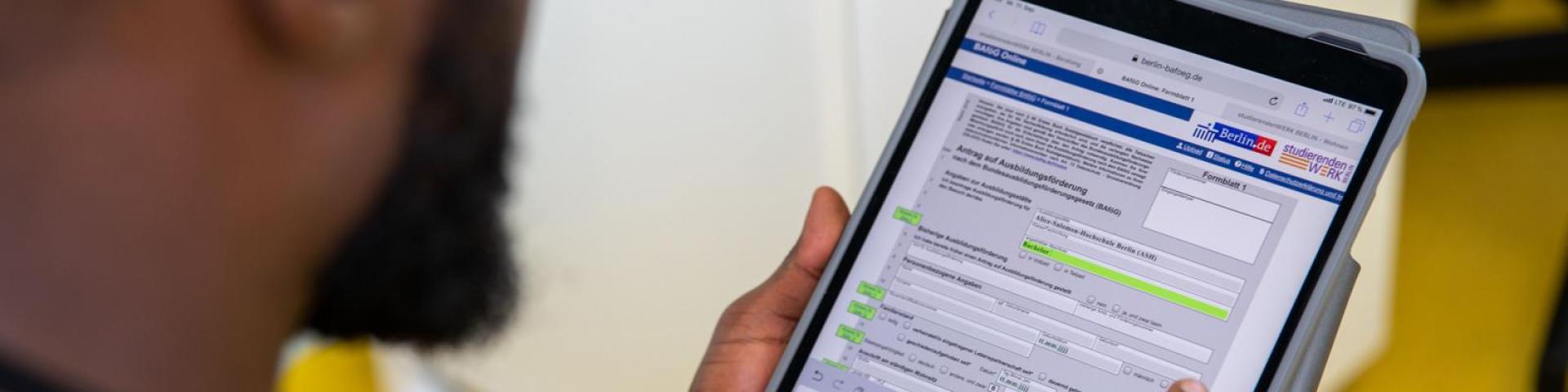 Auf einem Computer Tablet sieht man einen Teil der BAföG-Formblattes 1.