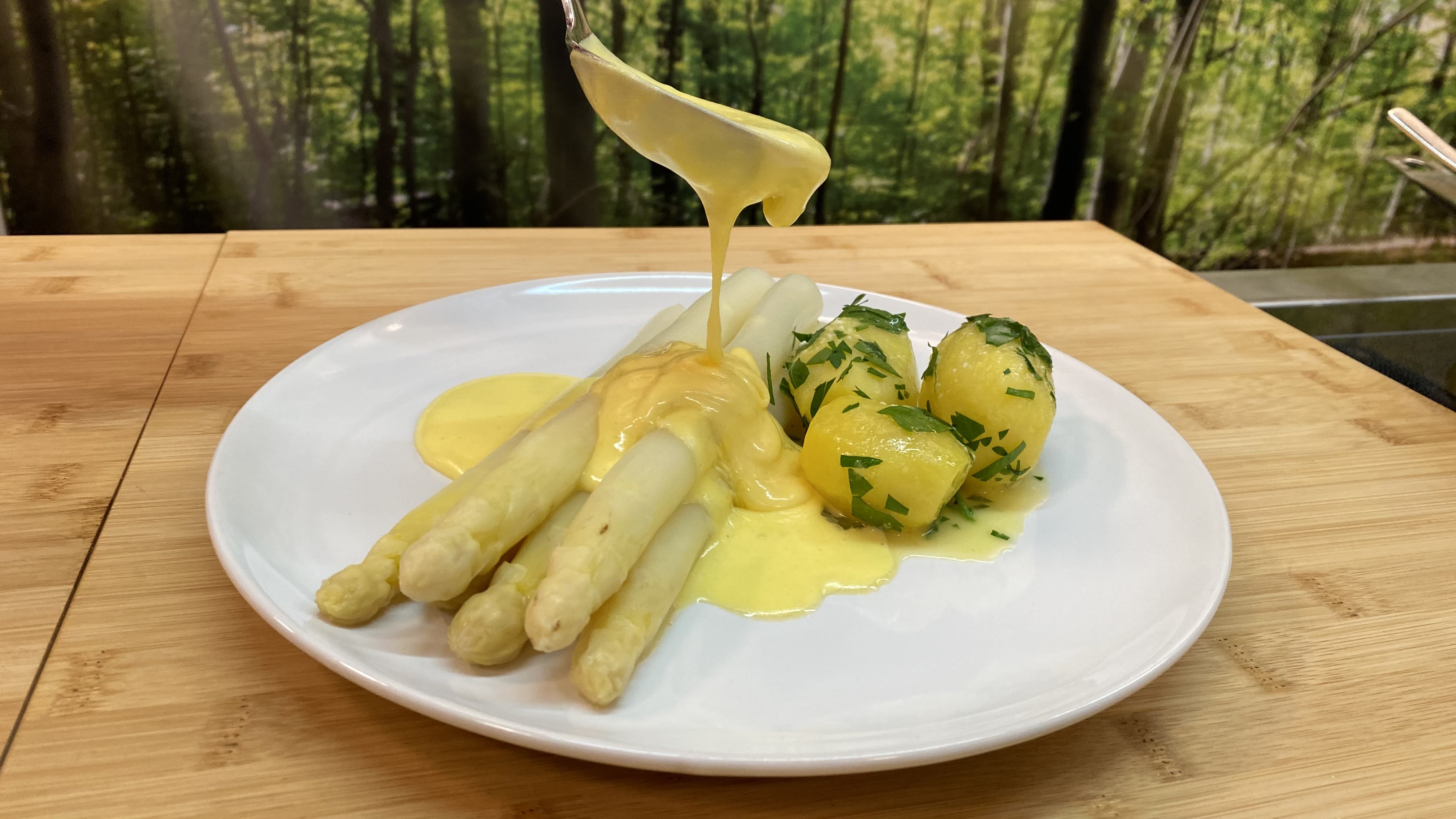 studierendenWERK BERLIN - Spargel mit Sauce Hollandaise und Kartoffeln