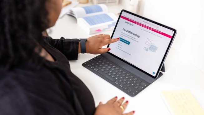 Studierende sitzt vor ihrem Laptop, der das BaföG Digital Portal aufgerufen hat.