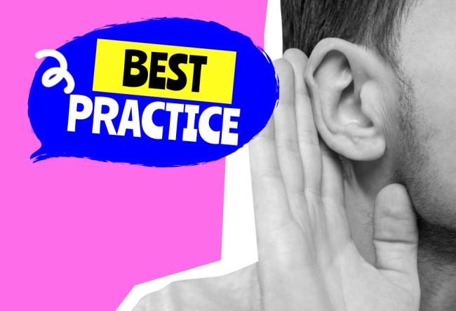 eine Person hält sein rechtes Ohr um etwas zu hören, pink Hintergrund, Best Practice ist ausgeschrieben