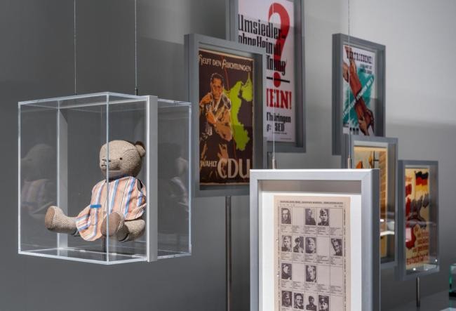 Blick in die ständige Ausstellung mit historischen Fundstücken und politischen Plakaten