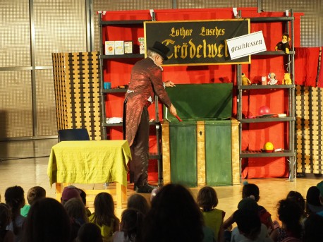 Kleinkinder bei einer kindgerechter Theatervorstellung.
