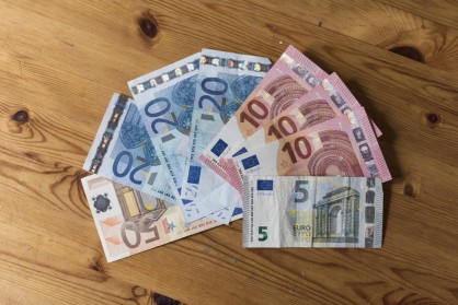 145 Euro in kleinen Geldscheinen auf einem Tisch.
