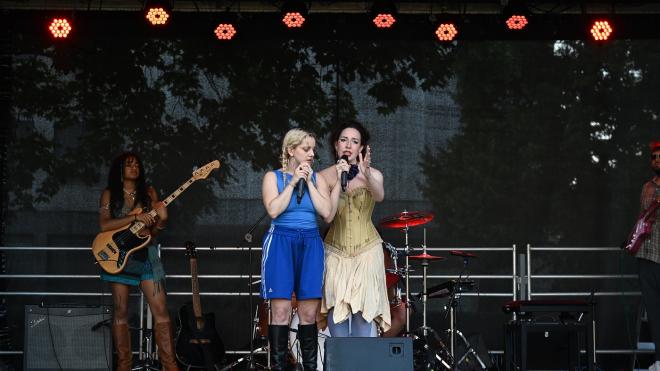 Zwei S&auml;ngerinnen auf der B&uuml;hne open air.