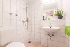 Bad mit Dusche / bathroom with shower  ©  Luise Wagener