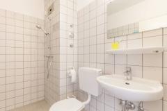  Bad mit Dusche / bathroom with shower