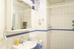 Bad mit Dusche / bathroom with shower  ©  Luise Wagener