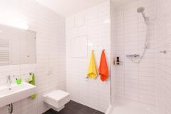 Bad mit Dusche / bathroom with shower  © Luise Wagener 2017