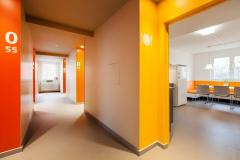 Flur mit Sicht in Gemeinschaftsraum / corridor with view into a common room