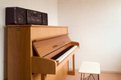 Musikraum mit Klavier / music room with piano