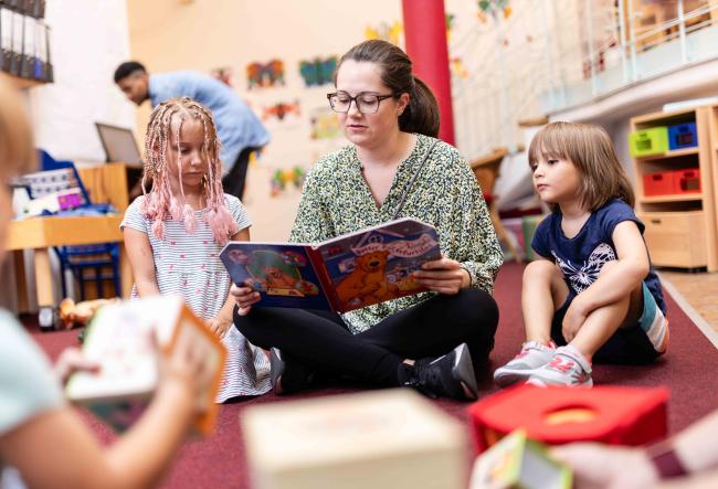 Kitaerzieherin mit Kindern